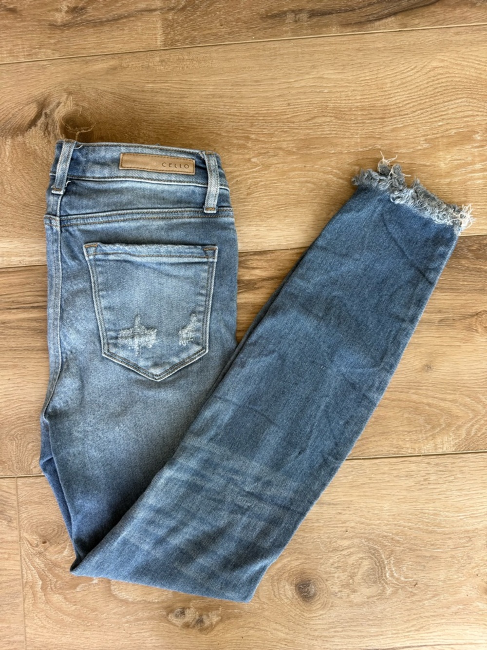 CELLO Women's Blue Distressed Skinny Jeans with Frayed Hem